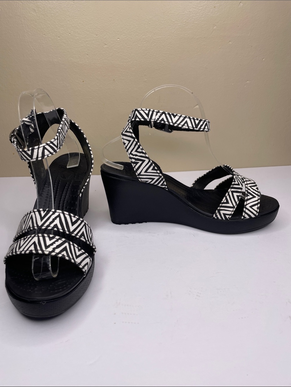 CROCS Leigh Ankle Wedge Sandals Black & White Geometric Print 9